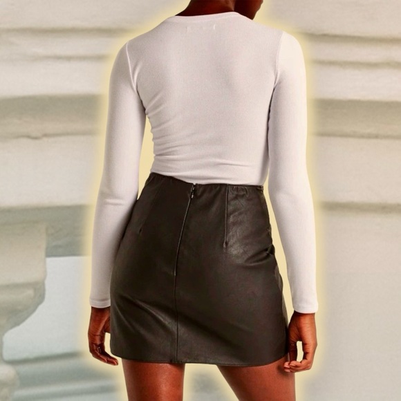 Abercrombie & Fitch Black Vegan Leather Pleated Side Tulip Hem Mini Skirt Sz XS - Picture 4 of 15